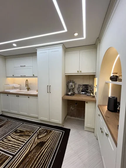 کابینت نئوکلاسیک سفید و چوب در آمل